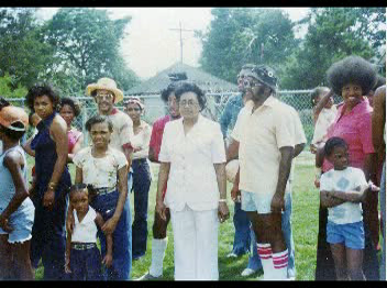 Aunt Willie Marvin (center)